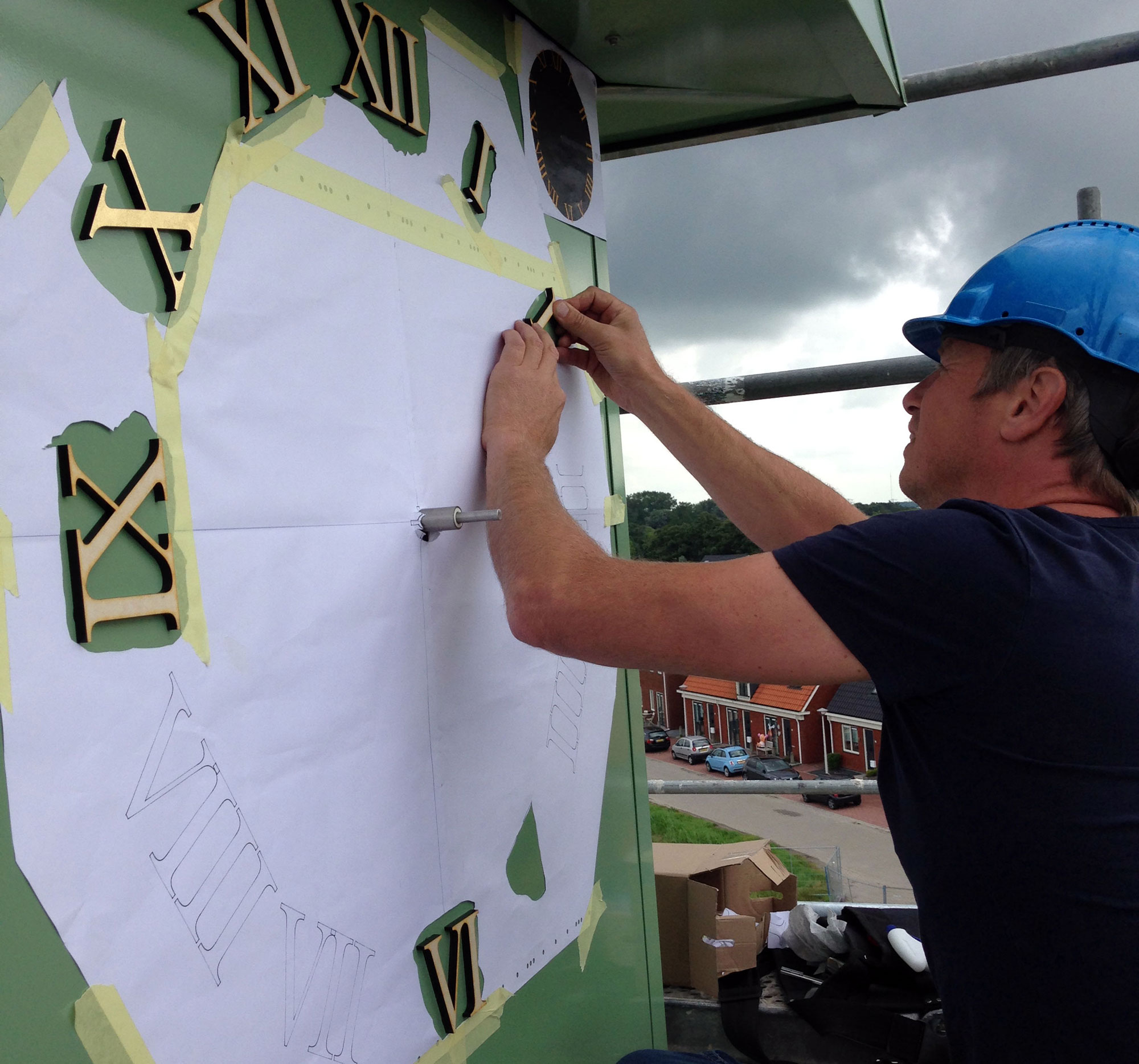 belettering in goud op de kerktoren